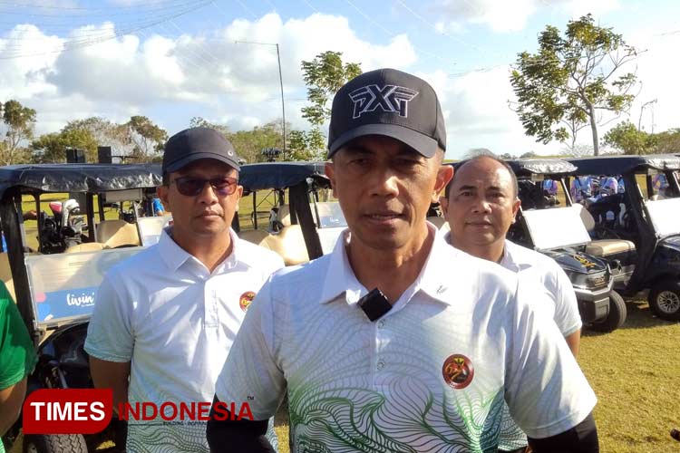 Pangdam IX/Udayana Mayjen TNI Bambang Trisnohadi saat memberikan keterangan pers. (Foto: Susi/TI)