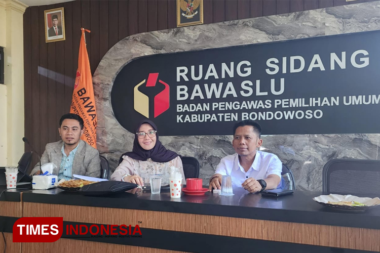 Jajaran Komisioner Bawaslu Bondowoso saat melakukan kajian aturan Kepemiluan (FOTO: Moh Bahri/TIMES Indonesia) 