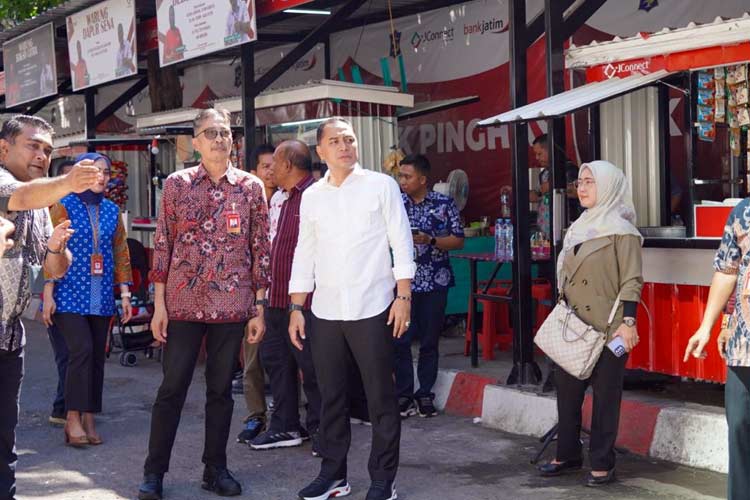 Dirut Bank Jatim Busrul Iman dan Wali Kota Surabaya Eri Cahyadi meninjau SWK Pinghay pasca revitalisasi, Kamis (18/7/2024). (Foto: Dok Humas Bank Jatim for TIMES Indonesia)