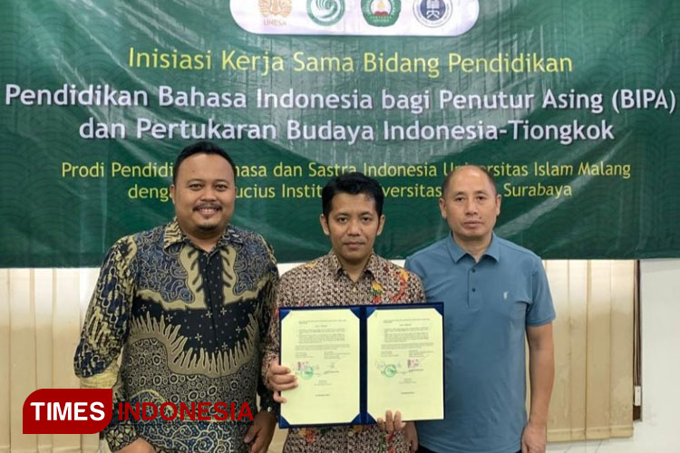 Kaprodi PBSI Unisma, Dr. Muh Badrih selepas penandatanganan kerjasama pengajaran BIPA untuk para Laoshi (Guru Bahasa Mandarin) Confusius Institute-Unesa bersama Direktur Confusius Institute Unesa Pihak Indonesia, Sueb, M.Pd dan Direktur Confusius Institut