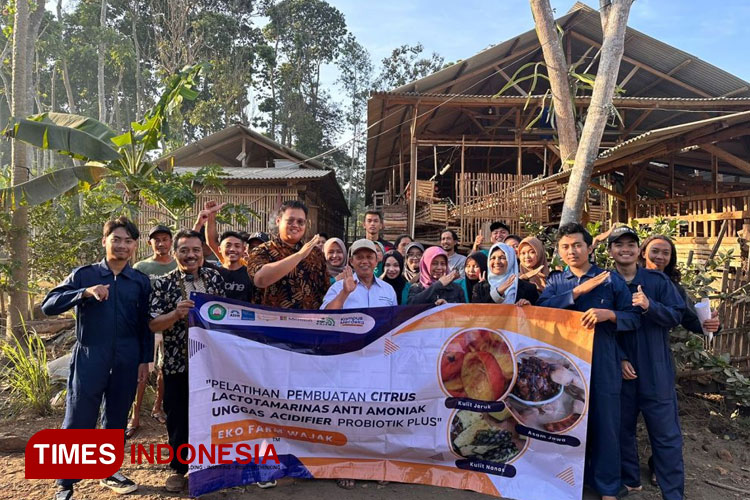 Tim Dosen Fakultas Peternakan Unisma Malang melakukan pelatihan pembuatan citrus lactotamarinas probiotik plus acidifier anti ammonia ungags di Eko Farm Desa Wonokoyo. (FOTO: AJP TIMES Indonesia)