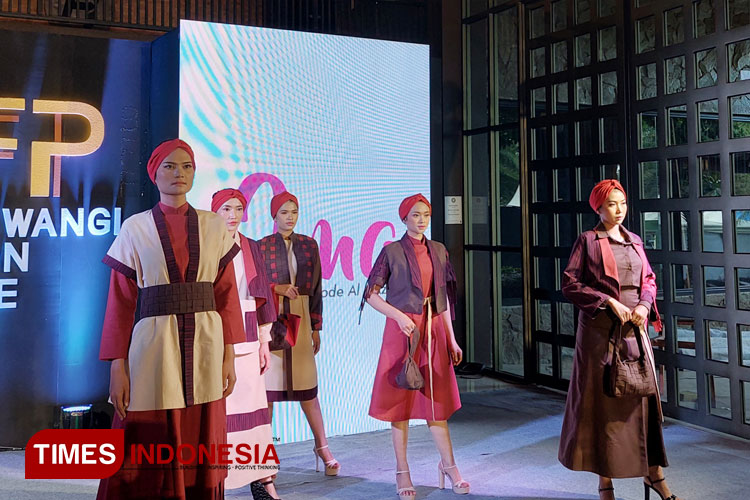 Desain dari salah satu sekolah di Banyuwangi pada Fashion Show BFP 2024. (FOTO: Anggara Cahya/TIMES Indonesia)