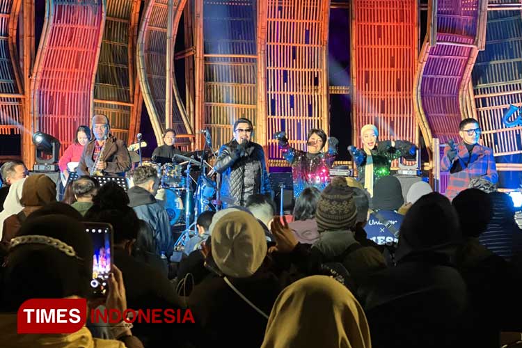 Rimaraay memukau Jamaah Al Jazziyah pada hari pertama Jazz Gunung Bromo 2024. (Foto: Ryan H/TIMES Indonesia)