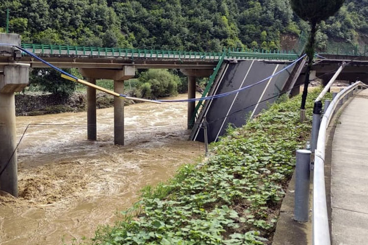 Jembatan di China Runtuh 11 Tewas 30 Hilang