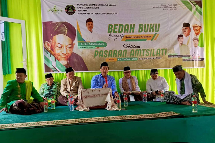 KH Zulfa Musthofa bedah buku Syaikh Nawawi Al-Bantani di Cianjur (Foto: dok. pribadi)