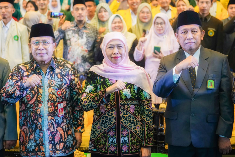 Khofifah Indar Parawansa saat menghadiri Silaturahmi Akbar Sarjana dan Magister Lulusan PTKI/Ma’had Aly Penerima Beasiswa Pemerintah Provinsi Jawa Timur Tahun 2019-2022 di Islamic Center Kota Surabaya, Sabtu (20/7/2024).(Dok.Tim KIP)