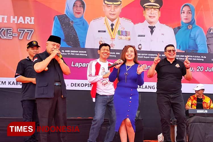 HM Sanusi, Bupati Malang bersama Wakil Bupati Malang, Didik Gatot Subroto, saat sumbang lagu, dalam pembukaan Kopwan Idol 2024, dalam acara Hari Koperasi ke-77, di Stadion Kanjuruhan, Kepanjen, Kabupaten Malang. (Foto: Amin/TIMES Indonesia).