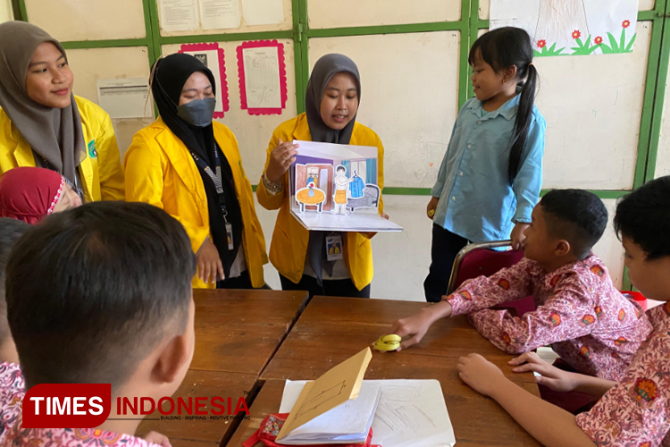 Mahasiswa Undar Jombang Ciptakan Media Pop Up Activities Book untuk Sarana Belajar Anak Tunagrahita