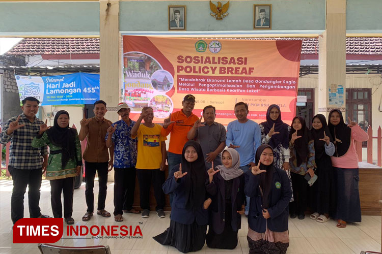 Tim PKM-RSH Unisla melakukan penelitian desa wisata di Gondanglor, Kecamatan Sugio. (FOTO: Ardiyanto/TIMES Indonesia)