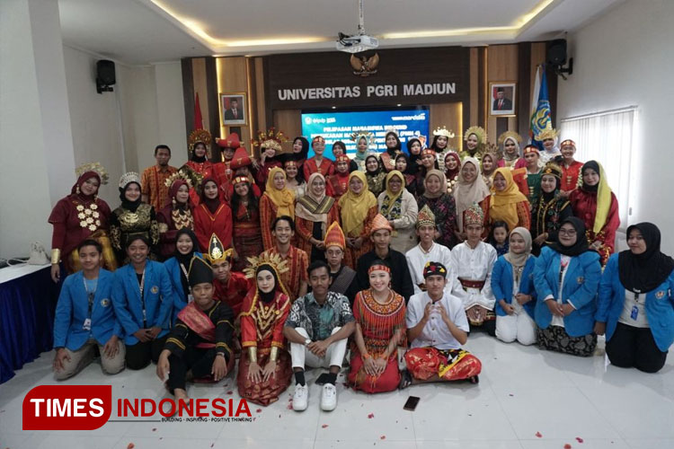 Mahasiswa Program Pertukaran Mahasiswa Merdeka (PMM) angkatan 4 inbound dan outbound dalam kegiatan festival budaya nusantara. (Foto: Humas UNIPMA for TIMES Indonesia)
