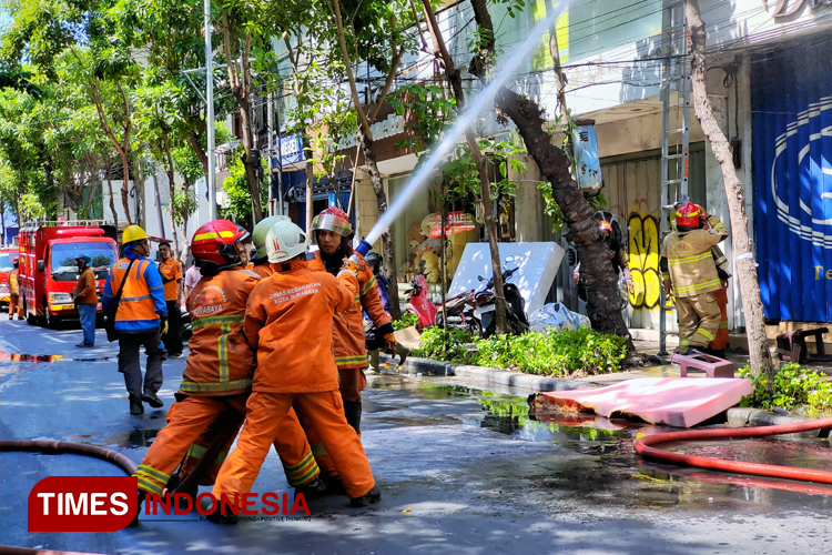 Pemadaman Toko Meubel Sumber Rejeki Jalan Kertajaya nomor 54.