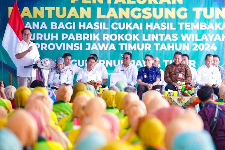 Pj Gubernur Adhy saat acara penyaluran BLT DBHCHT kepada buruh pabrik rokok Koperasi Kareb Unit SKT MPS Kapas Bojonegoro, Jumat (19/7/2024).(Dok.Humas Pemprov Jatim)
