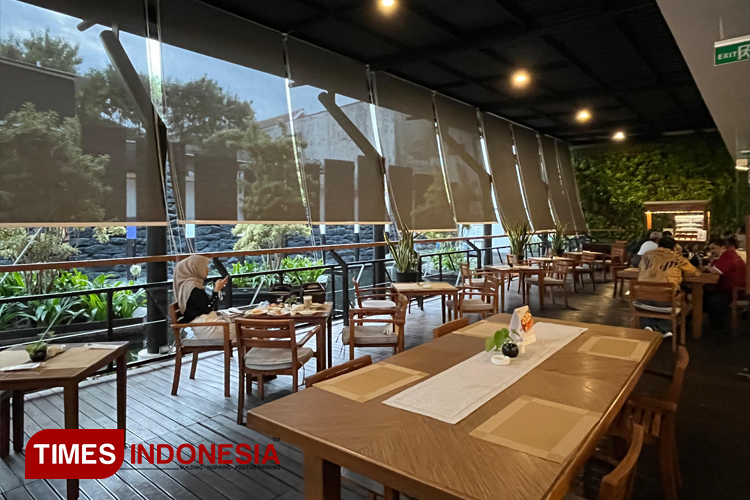 Ruang outdoor The Legacy Coffee and Pastry di Rayz UMM Hotel Malang. FOTO: Vivid Salsabila/TIMES Indonesia)