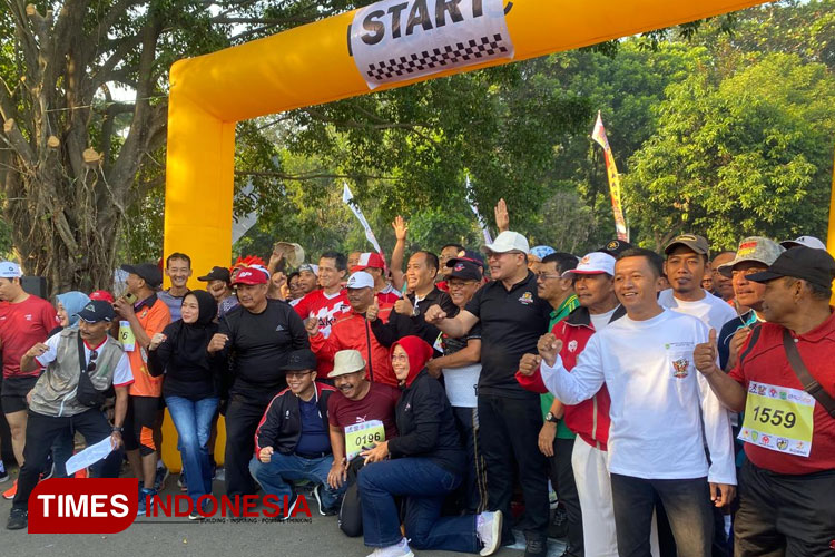 Wakil Bupati Malang, Didik Gatot Subroto, mendampingi Kabiro Humas dan Umum Kemenpora, Triono, bersama peserta Kejuaraan Tarkam Kemenpora 2024, di kompleks Stadion Kanjuruhan, Kabupaten Malang, Sabtu (20/7/2024). (Foto Amin/TIMES Indonesia)