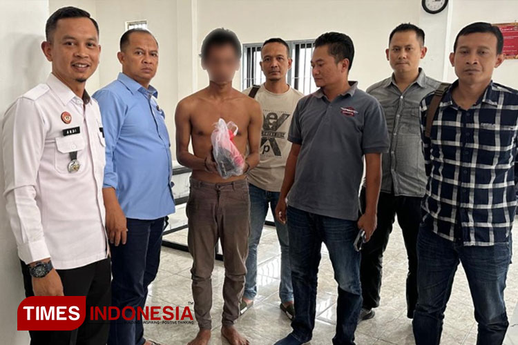 Tahanan Lapas dikawal petugas usai terciduk menyelundupkan narkoba ke dalam Lapas Banjar. (FOTO: Humas Lapas Banjar forTIMES Indonesia)