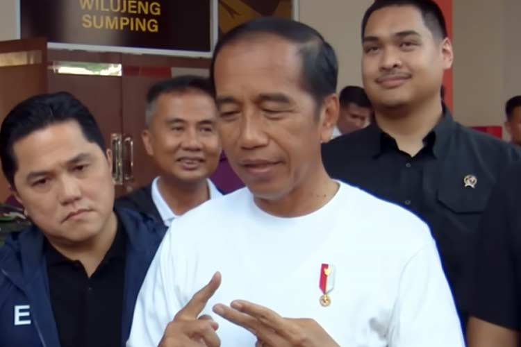 Tangkap layar Presiden Joko Widodo memberikan keterangan pers usai menyaksikan laga pembuka Piala Presiden 2024 dari video yang diterima di Jakarta, Jumat (19/7/2024). (Foto: sekretariat presiden)