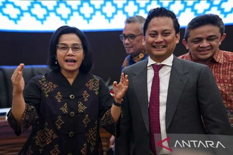 Menteri Keuangan Sri Mulyani (kiri) dan Wakil Menteri Keuangan II Thomas Djiwandono (kedua kanan) bersiap menyampaikan keterangan kepada wartawan di Kompleks Kemenkeu, Jakarta, Kamis (18/7/2024). (Foto: ANTARA FOTO/Aditya Pradana Putra/nym/am)