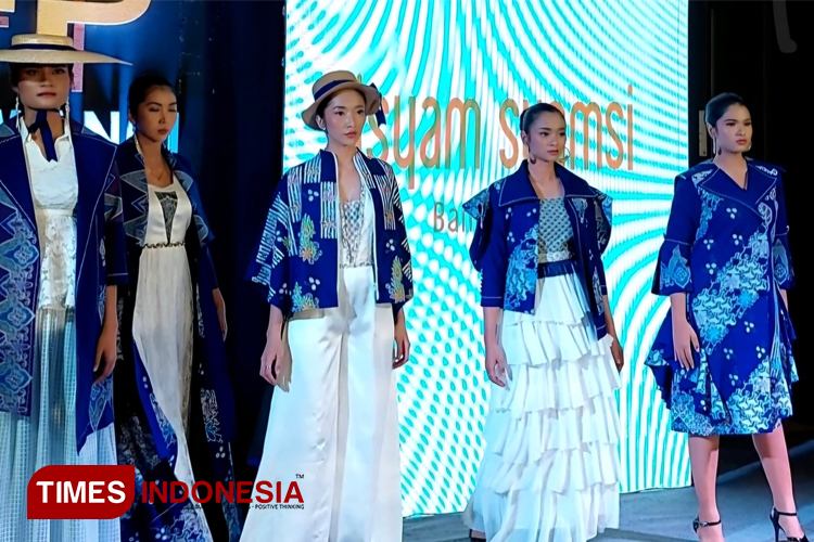 Memukau, Busana 'Latu Basundara' Birukan Panggung Megah Banyuwangi Fashion Parade 2024
