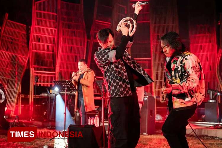 Penampilan Arman Maulana bersama Gigi Jazz Project di Jazz Gunung Bromo 2024. (Foto: Ryan/TIMES Indonesia)