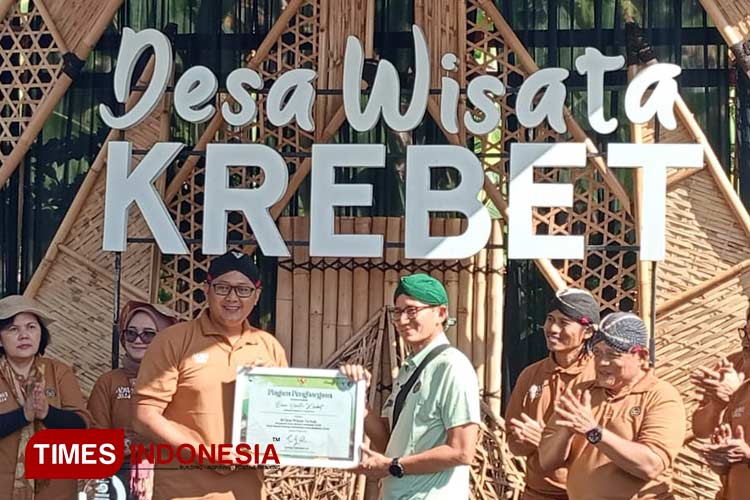 Menparekraf Sandiaga Uno saat berkunjung ke Desa Wisata Krebet Sendangsari Pajangan Bantul. (Foto: Edis/ TIMES Indonesia)