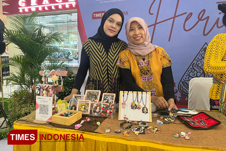 Narita Tyas dari Clay Garden Studio (kiri) dan Lila Syarif dari LullaClay, pada Festival Heritage Nusantara, di Matos, Kota Malang. (FOTO: Nadya Shafira Putri/TIMES Indonesia)