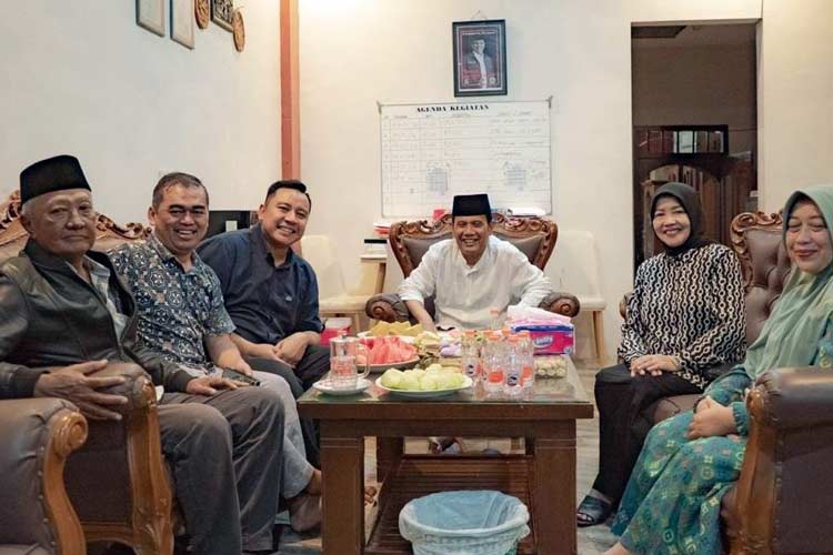 Bu Nyai Latifah, mengawali kunjungan silaturrohim ke rumah Abah Gun, bacalon Bupati Malang dari PDI Perjuangan. (Dok for TIMES Indonesia)