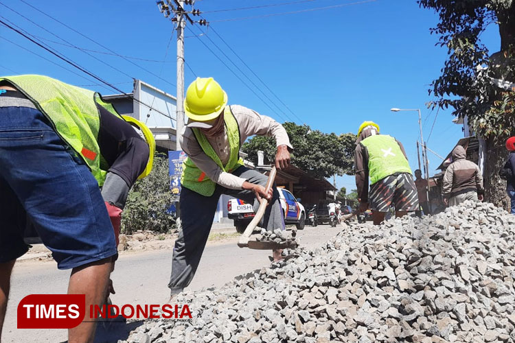 Pengerjaan infrastruktur jalan di Kabupaten Bondowoso (FOTO: Moh Bahri/TIMES Indonesia)