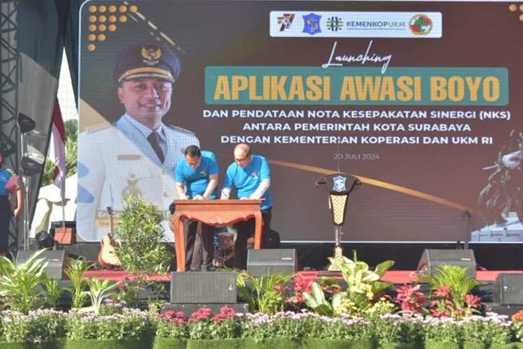 Wali Kota Surabaya Eri Cahyadi (kiri) perkuat kolaborasi dengan Kementerian Koperasi dan UKM RI. (Foto: Dok. Pemkot Surabaya) 