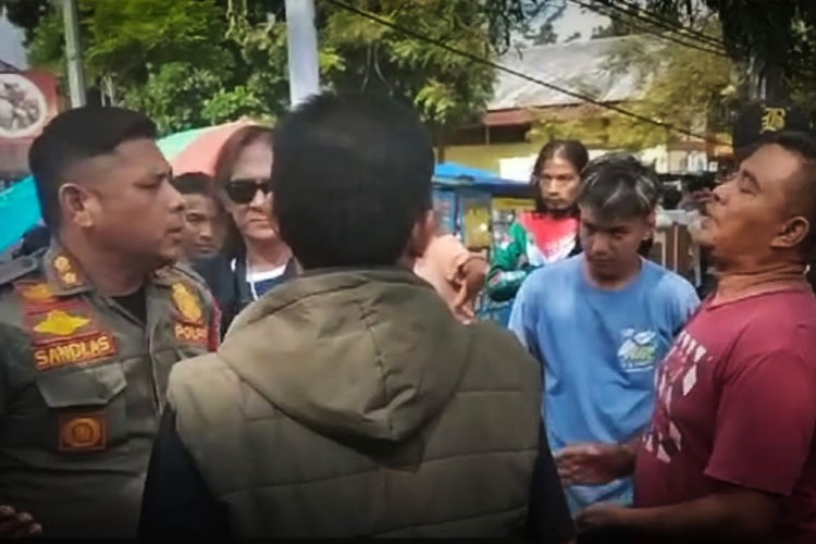 PKL dan Petugas Satpol PP Terlibat Cekcok di Depan Alun-Alun Dadaha Tasikmalaya