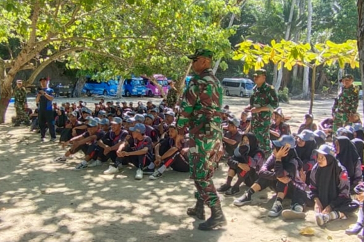 Melatih Kedisiplinan pada Pelajar SMKM 6 Donomulyo, Dipandu Tim Satuan Radar 221