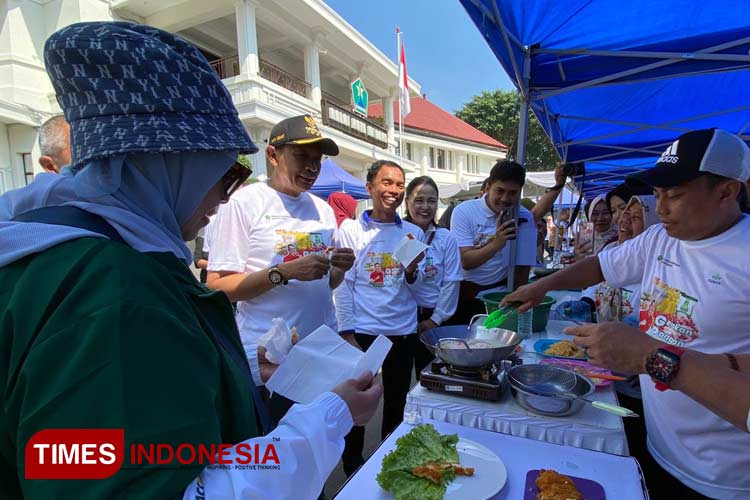 Pj Wali Kota Malang, Wahyu Hidayat saat memantau cooking class dalam sosialisasi penggunaan ayam frozen. (Foto: Rizky Kurniawan Pratama/TIMES Indonesia)