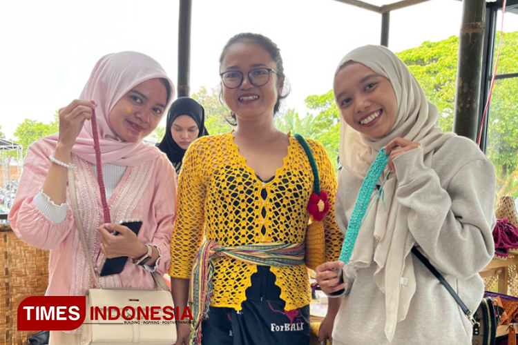 Sesi belajar merajut bersama Owner ZORA VAL yang berada di Festival Nusantara Heritage, Malang Town Square. (FOTO: Vivid Salsabila/TIMES Indonesia)