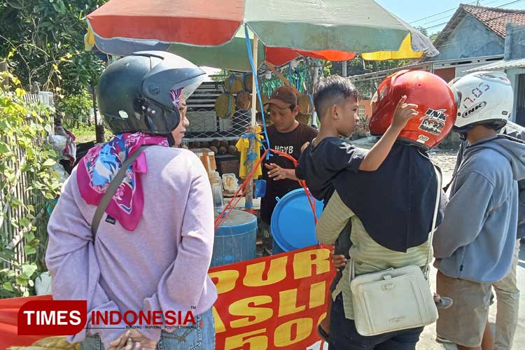 Antrean pembeli di outlet es durian milik Feri di Pemalang (Foto: Ragil/TIMES Indonesia)