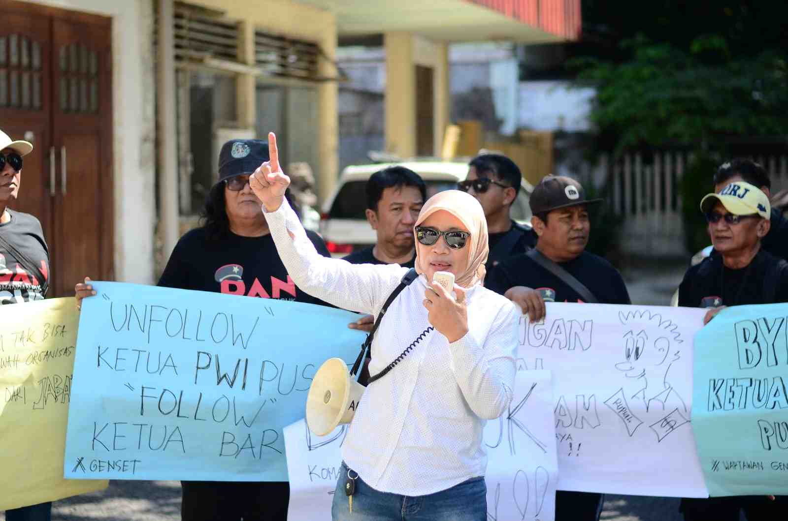 Ita Nasyiah berorasi di depan aksi para wartawan Jatim menuntut KLB PWI Pusat. (Foto: TI PHOTO NETWORK)