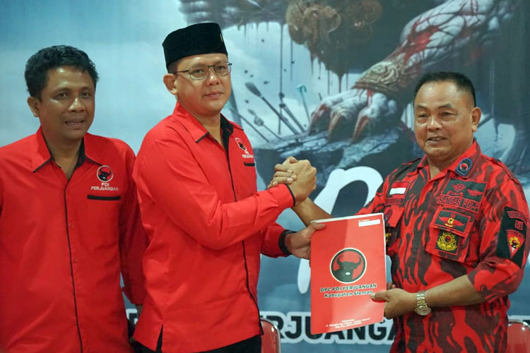 Bakal calon Bupati Sleman, Danang Maharsa (memakai peci) saat mengembalikan berkas formulir pendaftaran dirinya sebagai calon Bupati Sleman di Kantor DPC PDIP Sleman. (Sumber: Dok.DPC PDIP Sleman)