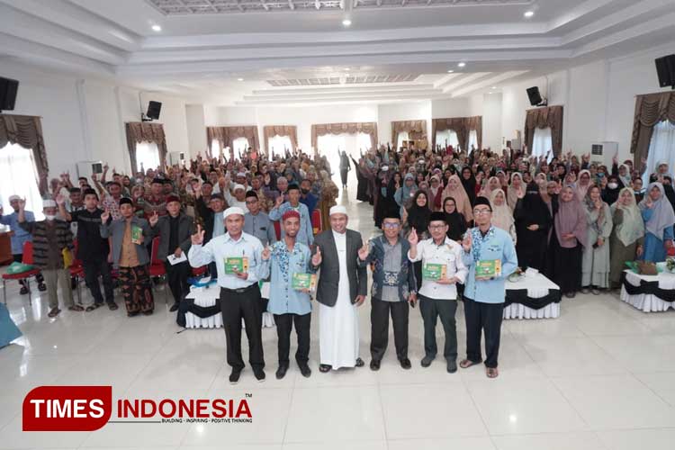 Komisioner Baznas Bontang dan Narasumber Pelatihan cara Cepat Baca Al-Qur’an dan Peserta foto bersama di Pendopo Rujab Wali Kota Bontang (Foto: Kusnadi/TIMES Indonesia)