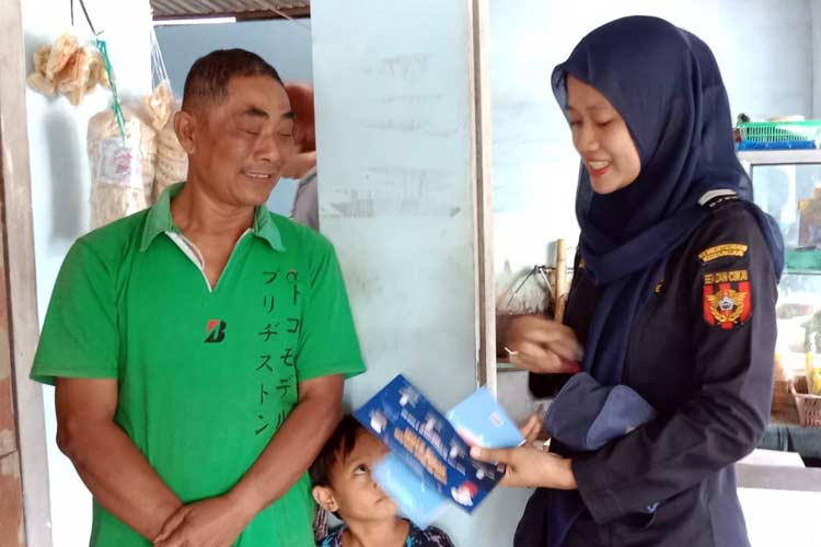 Petugas Bea cukai Malang saat sosialisasi Gempur Rokok ilegal dirumah Bapak Lamidi warga Jalan Mentaraman Desa Mentaraman Kecamatan Turen Kabupaten Malang, Senin (22/7/2024).