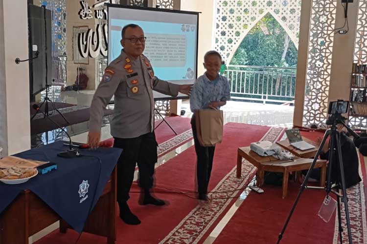 Kasat Bimas Polres Banjarnegara, AKP TS Margo Yuwono SH MH memberikan door prize saat sosialisasi di Pesantren Mumtaza. (Foto: Dok Bimas Polres Banjarnegara)