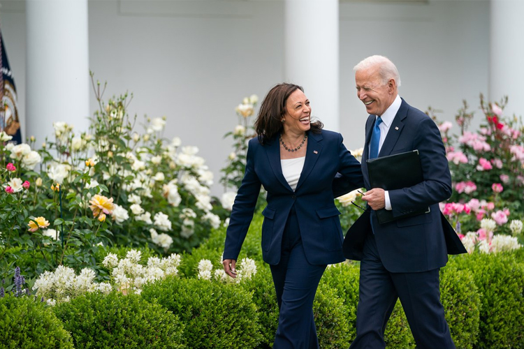 Joe Biden (kanan) langsung menyatakan mendukung Wakil Presiden Kamala Harris (kiri) sebagai penggantinya. (FOTO: CNA)