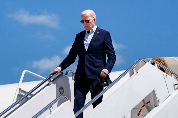 Presiden AS, Joe Biden saat turun dari pesawat kepresidenan, Air Force One.(FOTO: New York Times)