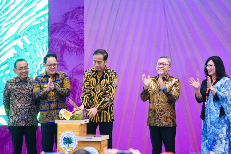Presiden Jokowi saat membelah kelapa sebagai tanda pembukaan konferensi dan pameran internasional COCOTECH ke-51 di Ballroom Hotel Westin Surabaya, Senin (21/7/2024). (Foto: Dok.Humas Pemprov Jatim)