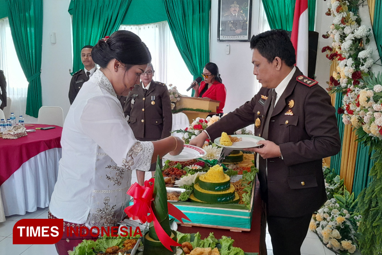 Kajari Sumba Timur Victoris P. Purba didampingi Isteri saat memotong tumpeng di HBA ke-64.(FOTO: Habibudin/TIMES Indonesia)