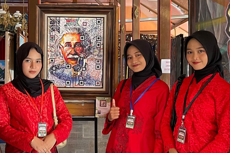 Lukisan ilmuwan jenius Albert Einstein berbahasa Madura dipamerkan pada pameran 'Jelajah Madura' yang digelar di Pendopo Pemkab Bangkalan, Jawa Timur. (FOTO: Mr D)