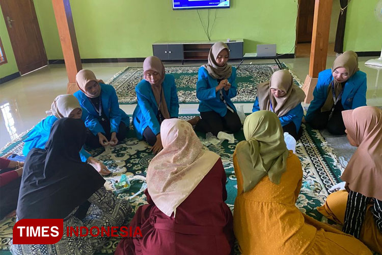 Tujuh mahasiswa program studi PPKn PPG gelombang 2 tahun 2023 UNIPMA Madiun memberikan pelatihan kerajinan tangan resin di Desa Krowe, Magetan. (Foto: Humas UNIPMA for TIMES Indonesia)