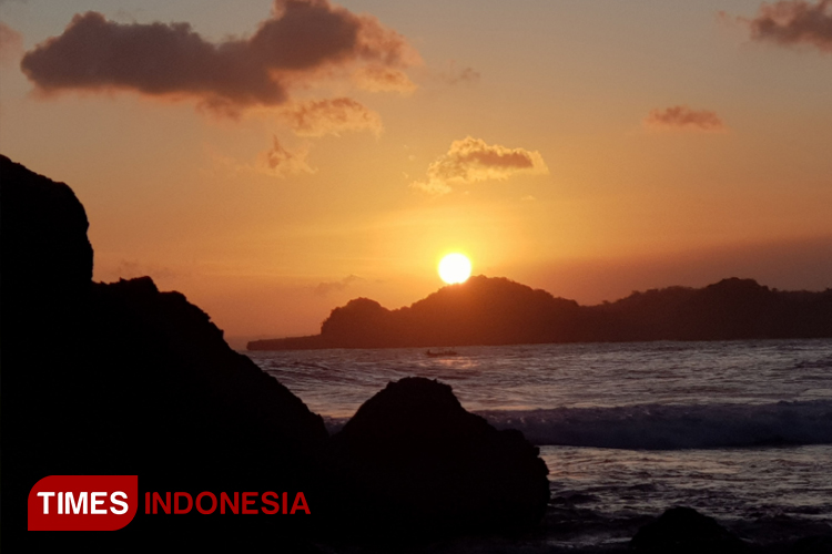 Berburu Sunset di Pantai Tanjung Penyu Malang