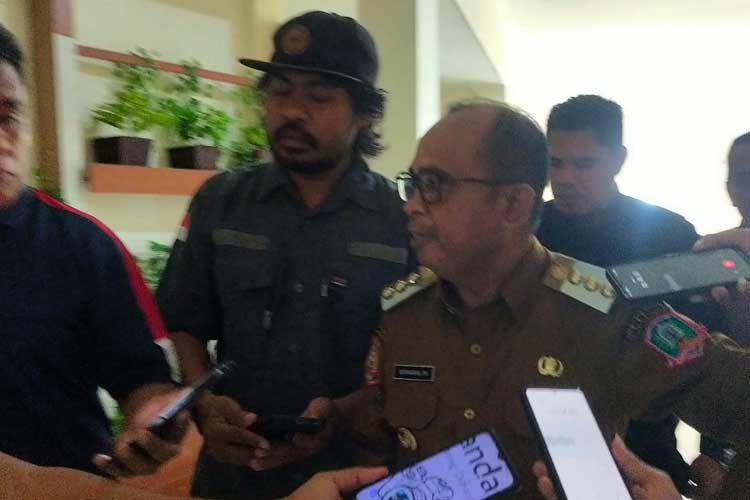 Pj Bupati Pulau Morotai, Burnawan, SH saat diwawancarai awak media soal kunjungan KPK RI. Senin (22/7/2024). (Foto: Endik For TIMES Indonesia)