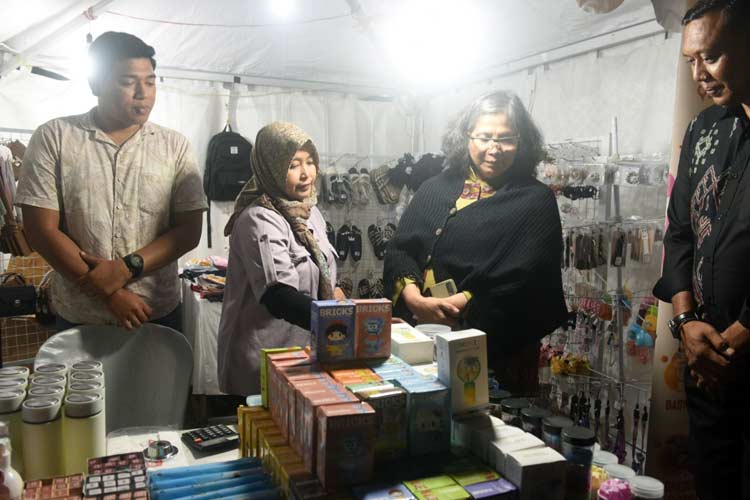 Pj Wali Kota Kediri saat kunjungi stan pasar rakyat dan membeli (Foto/Diskominfo Kota Kediri)