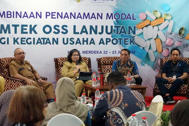 Pj Wali Kota Kediri saat membuka Bimbingan Teknis One Single Submission (OSS) Lanjutan untuk Kegiatan Usaha Apotek yang berlangsung di Hotel Merdeka (Foto/Diskominfo Kota Kediri)