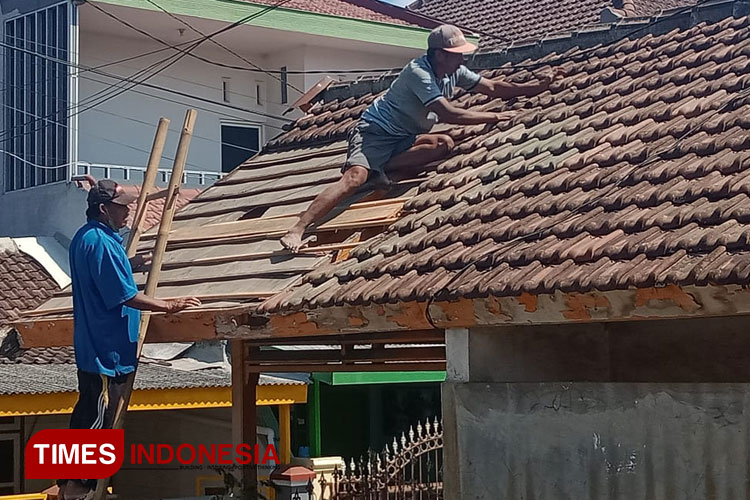 Lazismu PDM Malang Bantu Renovasi Rumah Janda Tanpa Anak di Malang