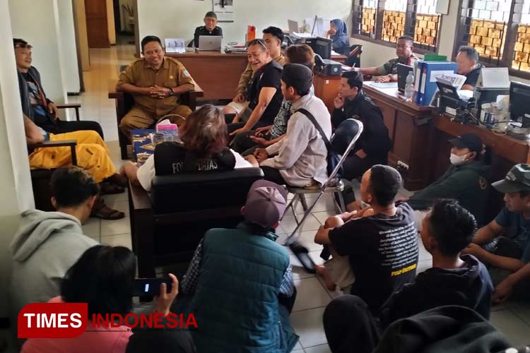 Sejumlah PKL yang tergabung dalam Forkopdatas saat mendatangi Kantor UPTD Pengelola Dadaha, Senin (22/7/2024). (FOTO: Harniwan Obech/TIMES Indonesia)